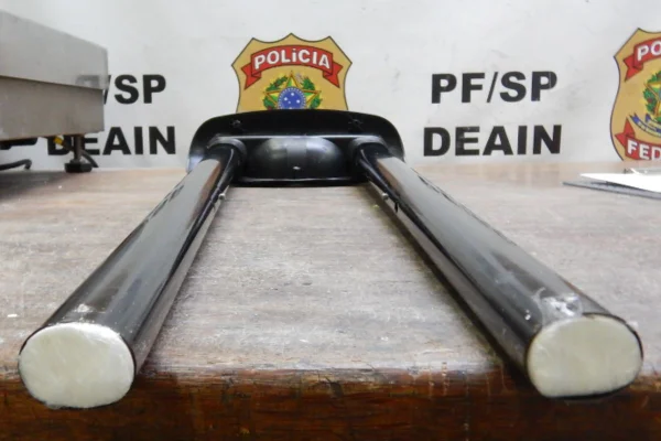 Imagem colorida mostra haste de mala recheada de cocaína - Metrópoles