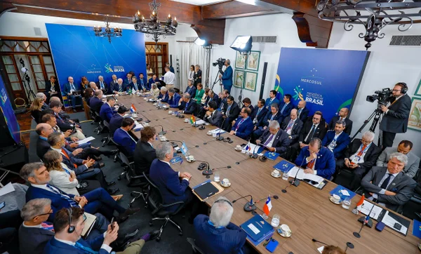 Imagem colorida do presidente Lula em reunião
