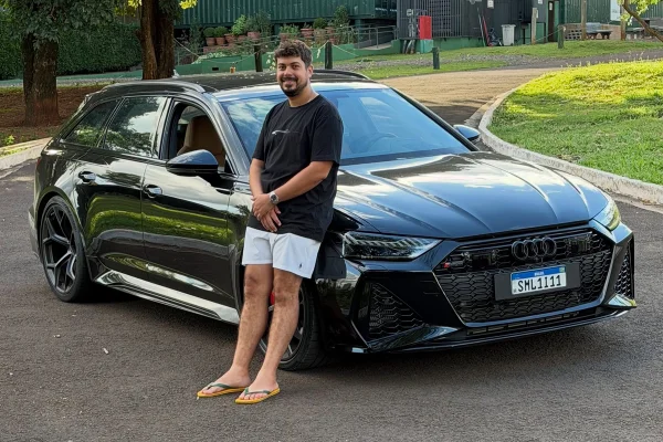 Imagem colorida do influenciador Eduardo Razuk apoiado em um carro - Metrópoles