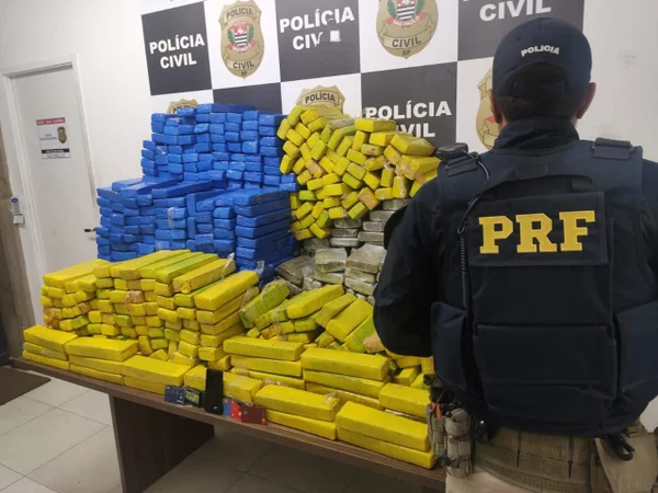 PRF apreende mais de meia tonelada de maconha em rodovia de SP