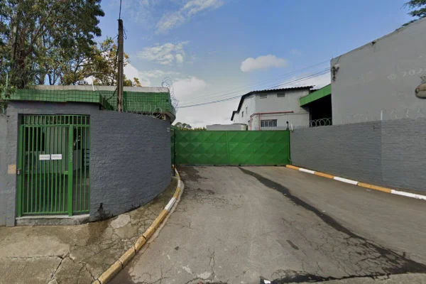 Um homem e uma mulher foram socorridos ao Pronto-Socorro após a explosão da máquina de reciclagem em uma fábrica em São Bernardo do Campo - Metrópoles