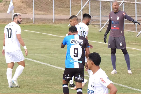 Jogadores de Ceilândia-DF e Capital-DF na Série D no Estádio JK