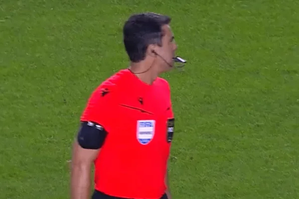 árbitro com o apito na boca durante jogo da Copa do Brasil