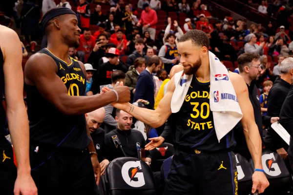 Imagem colorida de Jimmy Butler e Curry - Metrópoles