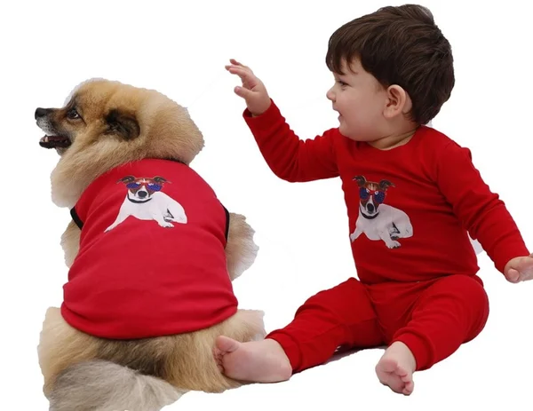 Fofura! Veja onde comprar roupas iguais para seu bebê e cachorro