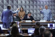 Ex-presidente do INSS Alessandro Stefanutto e o relator da CPMI, Alfredo Gaspar (União-AL), batem boca durante sessão da CPMI do INSS