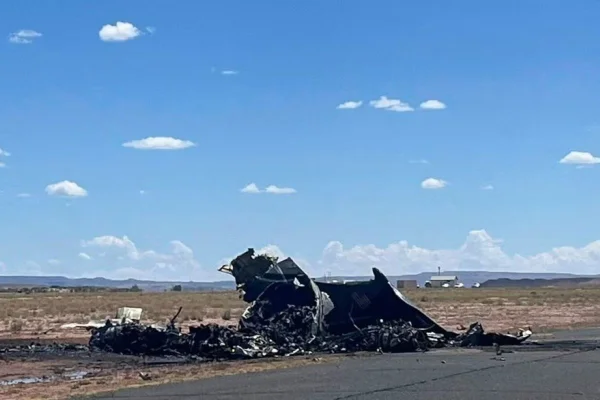 Imagem colorida de avião que caiu no Arizona - Metrópoles