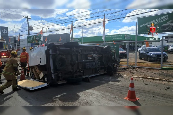 Van bate em poste e deixa passageiros presos sob risco de choque no DF - destaque galeria Van bate em poste e deixa passageiros presos sob risco de choque no DF - destaque galeria