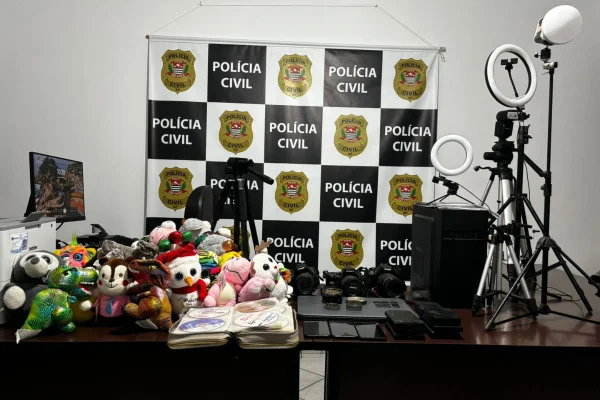 Imagem colorida mostra objetos apreendidos na operação Lobo Mau contra a pedofilia - Metrópoles