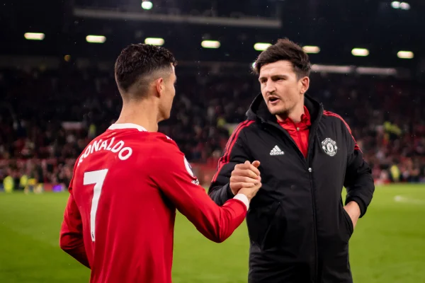 Cristiano Ronaldo e Maguire dando as mãos