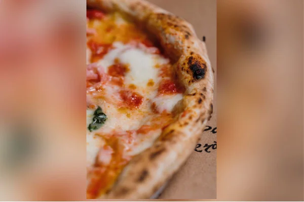 Imagens coloridas mostram pizza napolitana