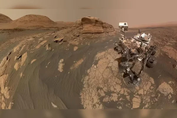 O rover Curiosity próximo ao local conhecido como Mont Mercou, em Marte