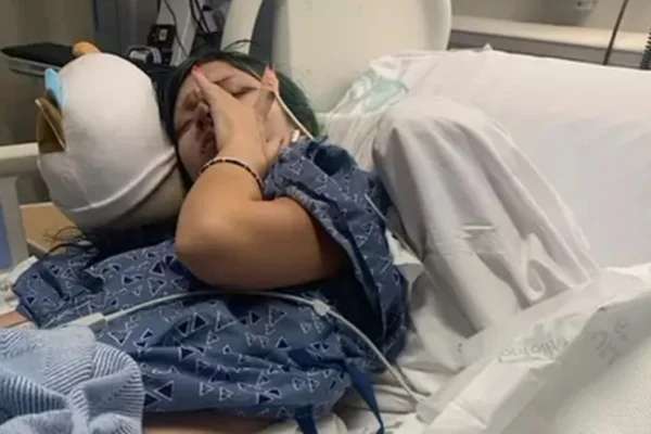 Imagem mostra adolescente com roupa de hospital internada - Metrópoles
