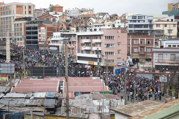 Imagem colorida de protesto em Madagascar