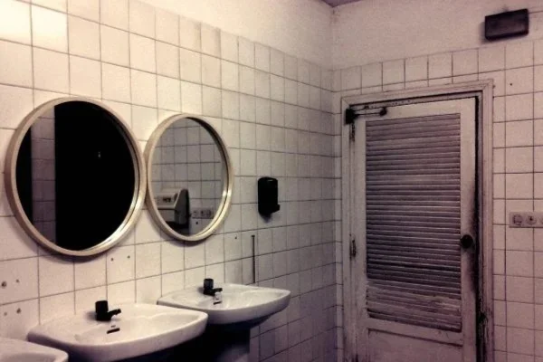 Imagem colorida de banheiro; loira do banheiro - Metrópoles