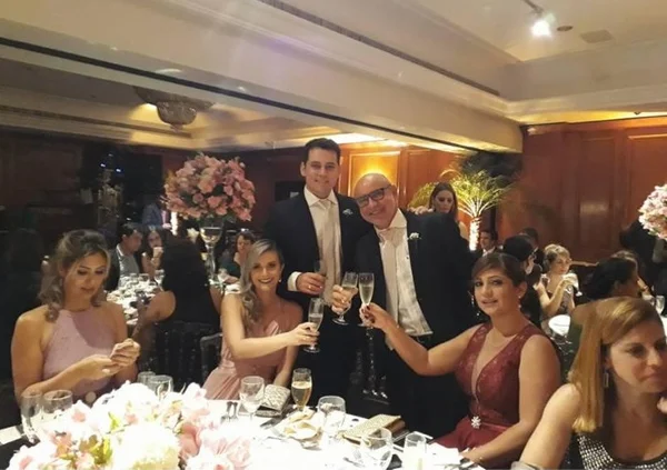 O ex-assessor Fabrício Queiroz brinda com amigos no casamento de Lygia Martan e Marcelo Siqueira, que trabalham para Flávio Bolsonaro