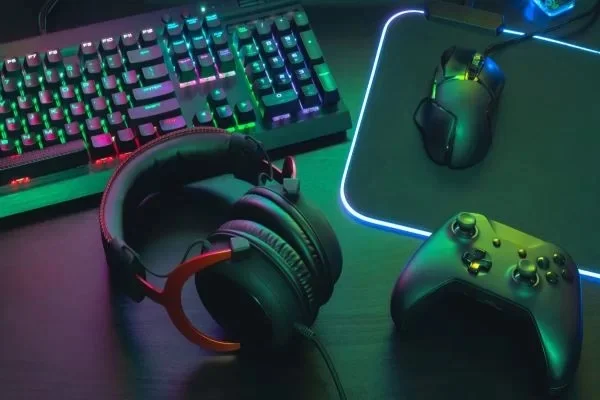 Teclado de computador, fone de ouvido e controle de videogame