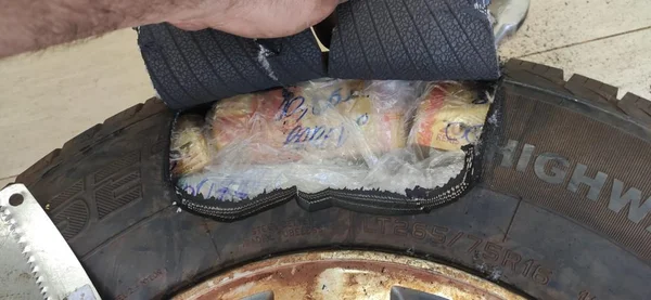A Polícia Militar Rodoviária apreendeu cerca de R$ 1,1 milhão que estava escondido dentro do estepe de uma caminhonete