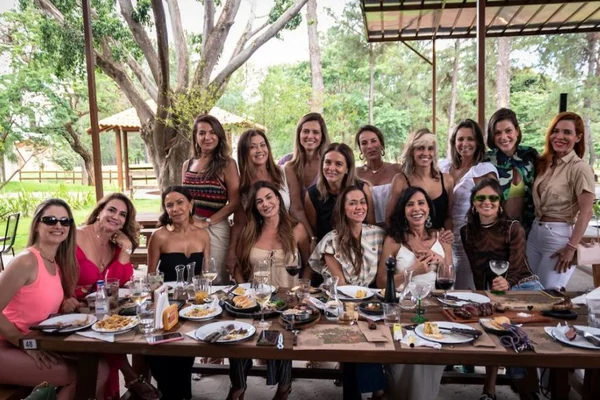 Grupo de amigas se encontra em tarde animada com drinques e música