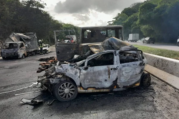 Vídeo: 15 veículos se envolveram em engavetamento em Pernambuco