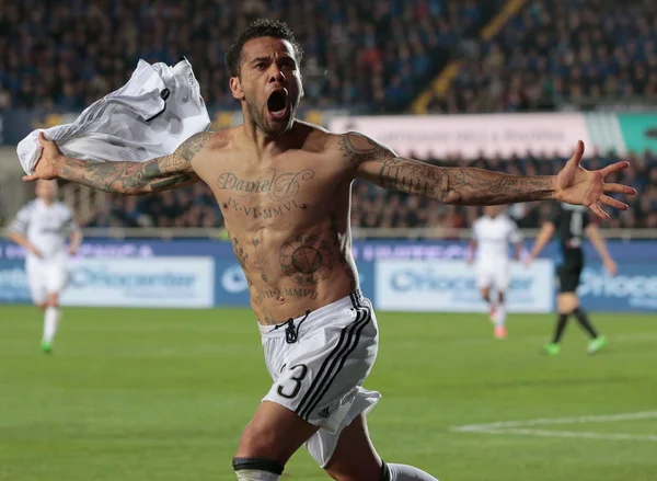 Daniel Alves de braços abertos e sem camisa
