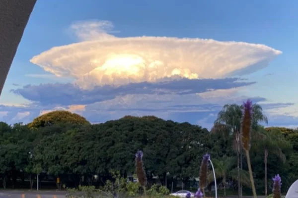 Disco voador, bomba atômica? Pôr do sol em Brasília surpreende de novo