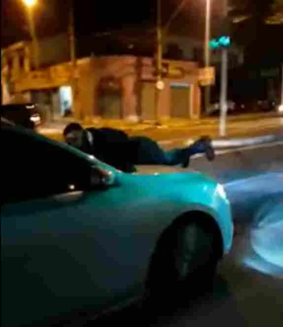 Vídeo: homem é flagrado no capô de carro em movimento em Sorocaba