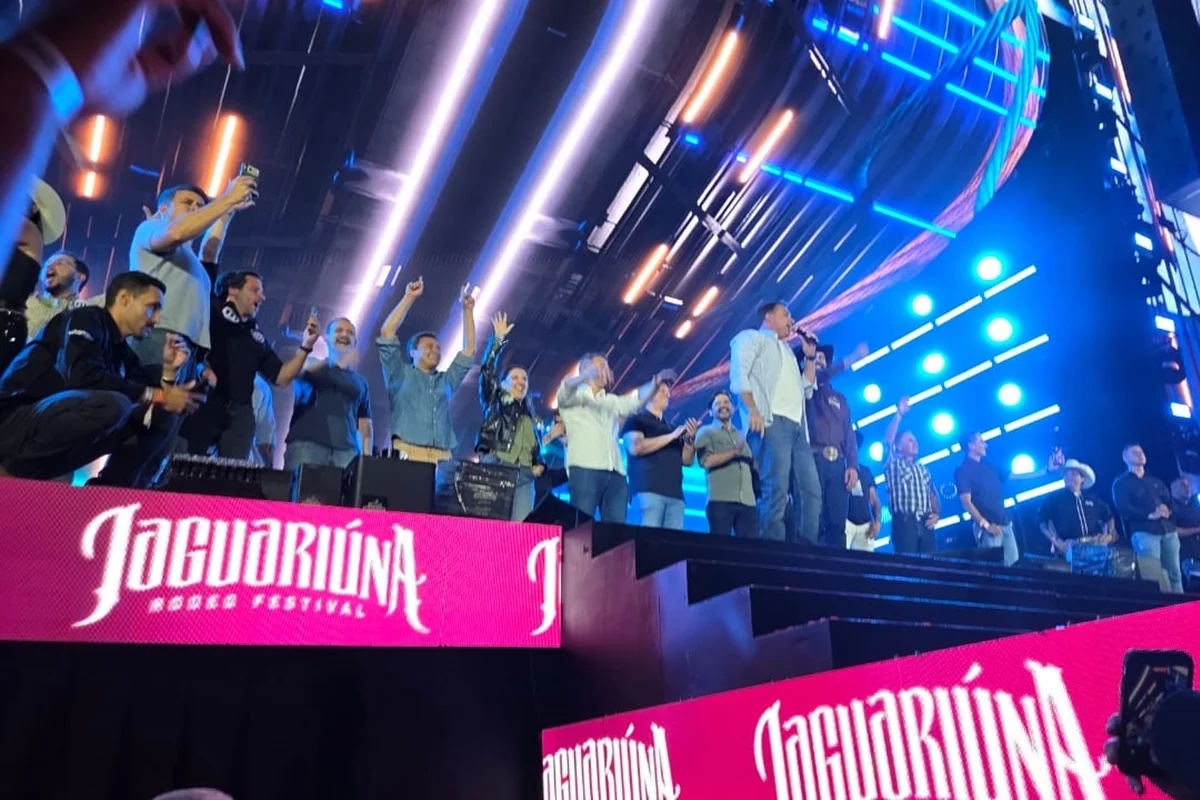Na reta final da campanha, Flávio e Tarcísio fazem aparição curta em rodeio - imagem 2 Na reta final da campanha, Flávio e Tarcísio fazem aparição curta em rodeio - imagem 2