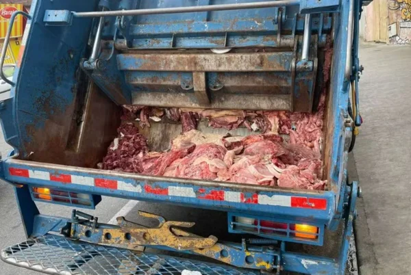 Imagem colorida mostra parte das 10 toneladas de carne apreendidas pela Polícia Civil no litoral de São Paulo - Metrópoles