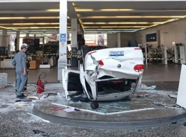 Carro cai do terceiro andar e atinge mulheres na recepção de concessionária