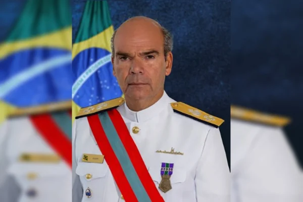 A reação do 01 da Marinha ao ser xingado por coronel do Exército