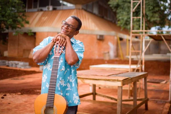 Mestre de obras e sambista, Sérgio Magalhães lança o primeiro disco