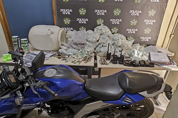 Tonéis de droga e granada: polícia estoura laboratório do crime no RJ