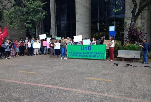Estudantes da UnB protestam contra atos de vandalismo em livros