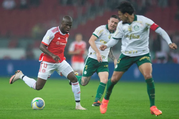 FOTO COLORIDA DE Enner valencia e gustavo gomez, de inter e palmeiras - Metrópoles
