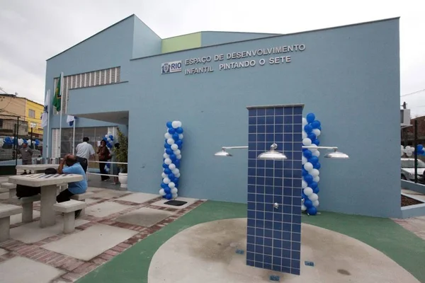 Prédio azul com descrição Espaço de Desenvolvimento Infantil Pintando o Sete
