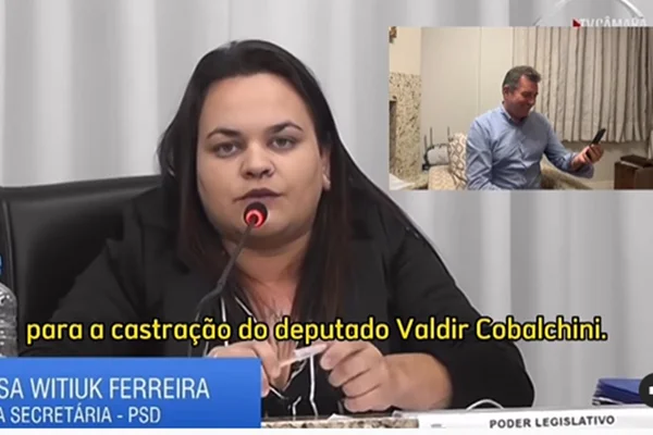 Vereadora se confunde e pede castração de deputado. ela aparece na imagem vestida de preto, enquanto ele, com uma camisa azul, vê as imagens em um celular- Metrópoles