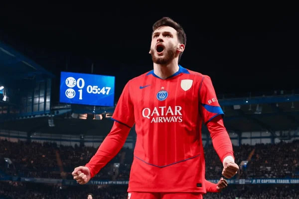 Kvaratskhelia comemorando gol diante do Chelsea pela Champions League