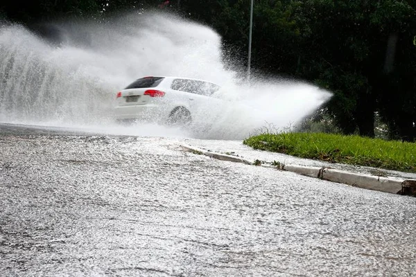 DF: Inmet e Defesa Civil emitem alerta de chuva intensa e vento forte