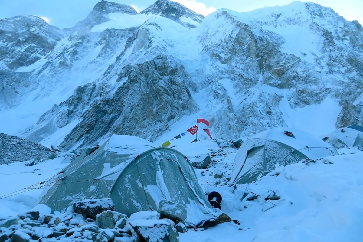 Dez alpinistas sumiram após avalanche na 12ª montanha mais alta do mundo Dez alpinistas sumiram após avalanche na 12ª montanha mais alta do mundo