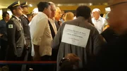 Homem com um cartaz nas costas dizendo que está com "camisa suada de Roriz" Homem com um cartaz nas costas dizendo que está com "camisa suada de Roriz"