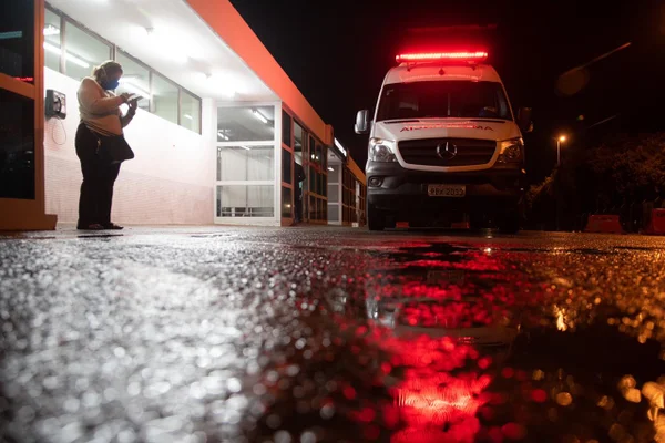 funcionarios da saude em atendimento a pacientes no hospital hran coronavirus