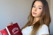 Cantora dinamarquesa Emilia Pedersen investe na faculdade de medicina Cantora dinamarquesa Emilia Pedersen investe na faculdade de medicina