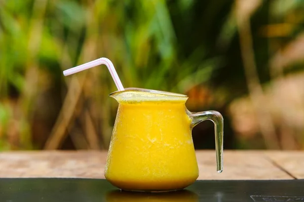 Aprenda a fazer o suco detox “seca barriga” de abacaxi e chá verde