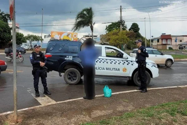 Homem sendo preso por policiais militares