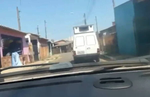 RS: carros de som tocam mensagens antivacinas na rua e são apreendidos