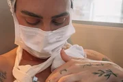 Clara Maia posa com Theo, que sobreviveu ao parto de emergência e está na UTI
