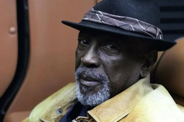 foto colorida de homem negro idoso com chapéu preto - metrópoles