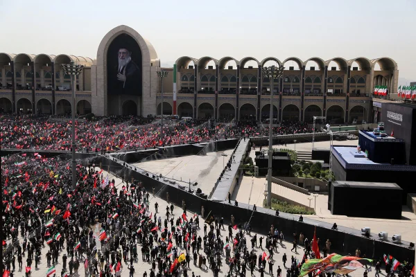 Imagens mostram milhares de iranianos em despedida de Ali Khamenei - destaque galeria Imagens mostram milhares de iranianos em despedida de Ali Khamenei - destaque galeria