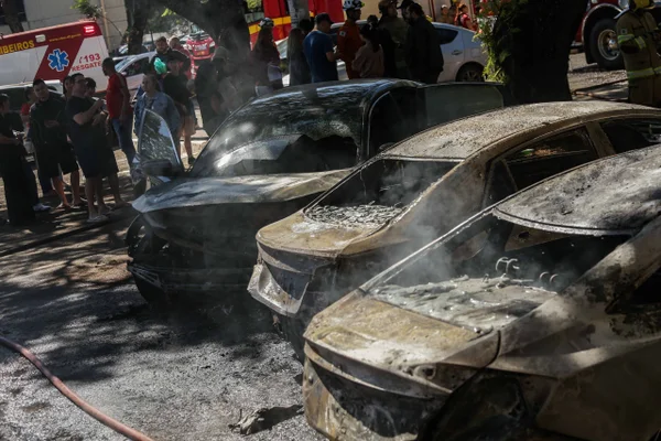 Dono de carro destruído por fogo não tem seguro e ainda paga o veículo